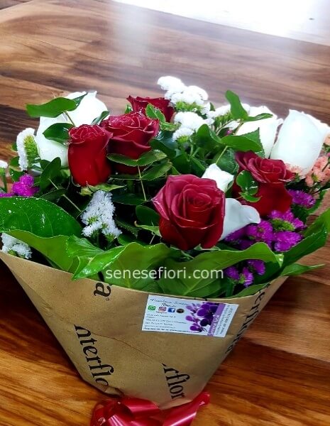 Rose Rosse e Bianche Ecuador: L´Eleganza dell´Unione a Napoli