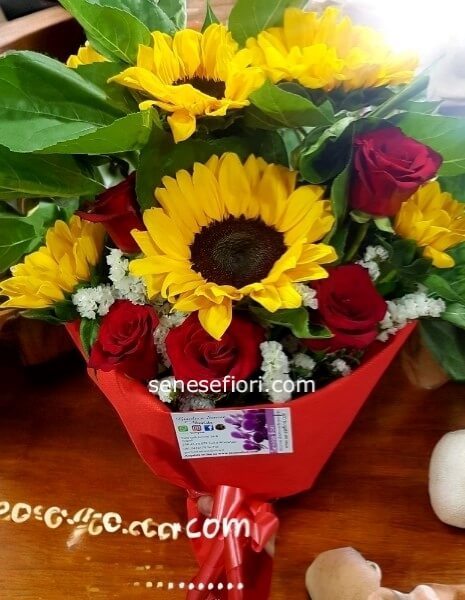 Bouquet 3 rose rosse e 1 girasoli basic