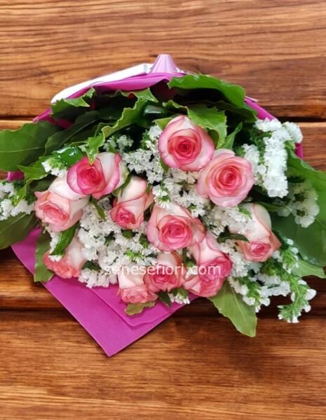 Invia Rose Rosa a Napoli: Raffinatezza e Dolcezza a Domicilio