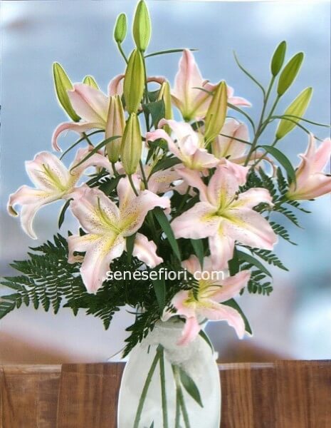 Mazzo di Fiori con Lilium Orientali: Eleganza Profumata a Napoli