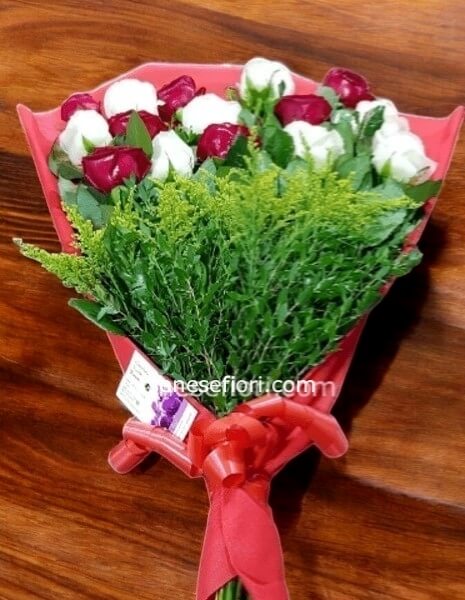 mazzo 11 rose rosse e bianche stelo lungo