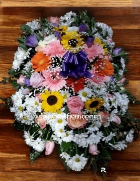 Il Cuscino Funebre Colori Assortiti è la scelta ideale per chi desidera celebrare la vita della pers