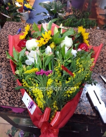 mazzo fiori misti colorato con mimose 