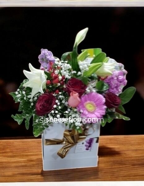 Flower Box Florentia: Composizione Fiori Misti | Consegna a Napoli e Provincia