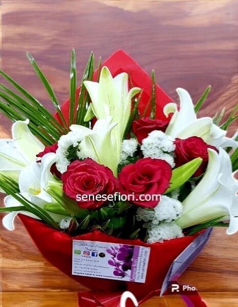 Bouquet Rose Rosse e Gigli Bianchi: Lusso e Candore a Domicilio al Vomero