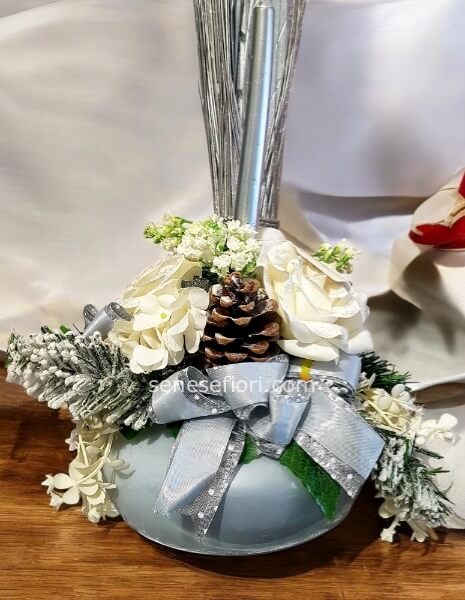 composizione natalizia argento con candela