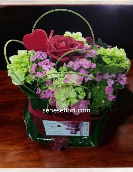 composizione sushi con rosa rossa