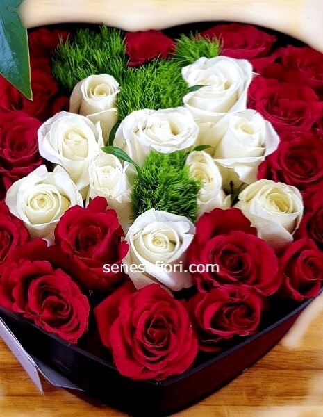 Flowerbox "LOVE" Rose Rosse e Bianche Ecuador: Consegna a Napoli