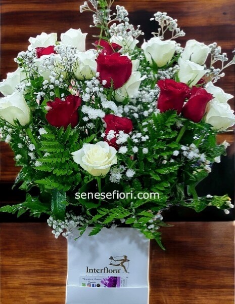 Box 10 rose rosse e rose bianche small