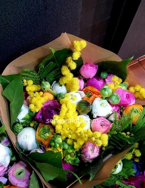 bouquet mimosa e ranuncoli colorati