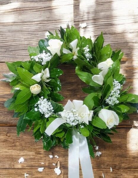 Corona di Alloro Luxury: Rose Bianche, Gypsophila e Nastri in Raso